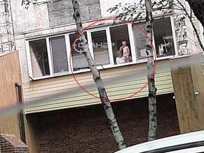 В Благовещенске сняли маленького ребенка стоявшего на краю балкона