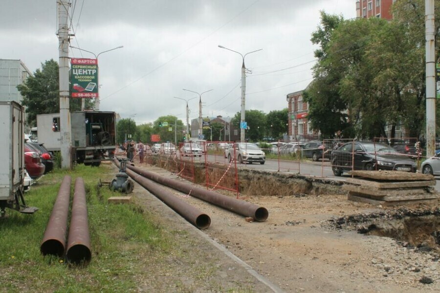 При замене сетей теплоснабжения на Горького коммунальщикам пришлось постоянно откачивать ливневые воды