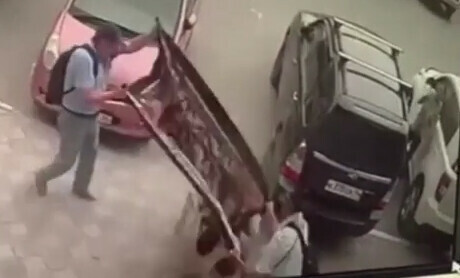 В Якутске прохожий поймал ребенка выпавшего с 12го этажа видео