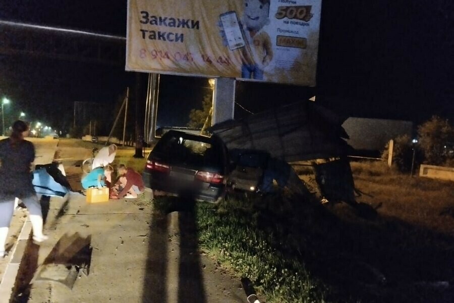 Соцсети в Шимановске автомобиль снес остановку фото 