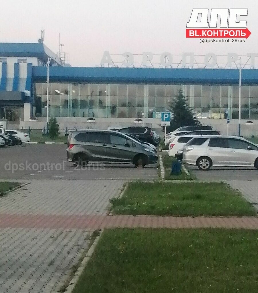 В Благовещенске на парковке возле аэропорта с автомобиля сняли колеса Дальше было интереснее