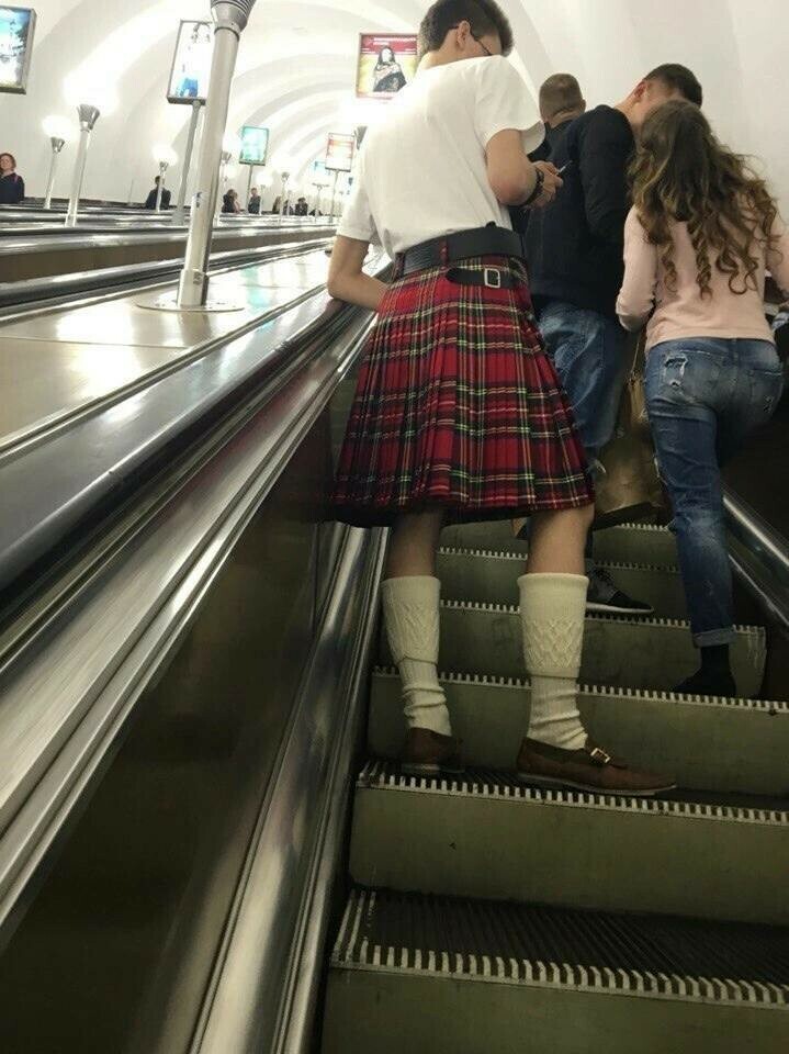 В СанктПетербурге в жару мужчина надел шотландскую юбку Соцсети оценили