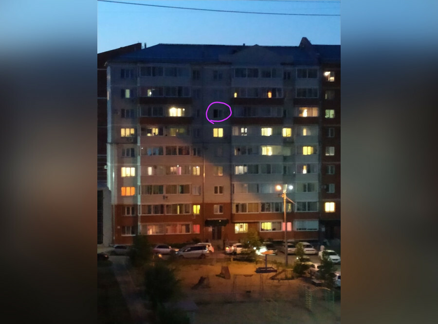 Трагедия в Чигирях пятилетний ребенок погиб выпав из окна видео
