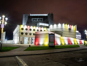 Фасад ОКЦ украсила подсветка в цветах муаровой ленты фото