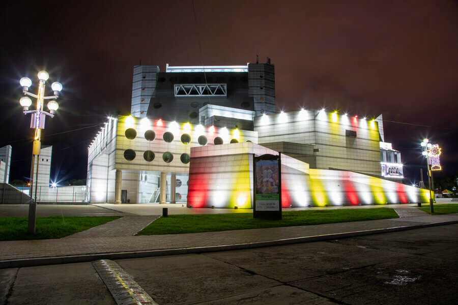 Фасад ОКЦ украсила подсветка в цветах муаровой ленты фото