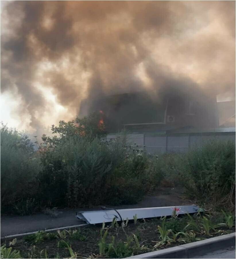 Боевой дрон упал на жилой дом в Таганроге Аппарат взорвался дом сгорел видео