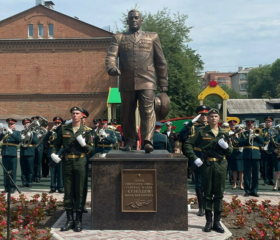 В Благовещенске торжественно открыли памятник известному амурскому генералу 