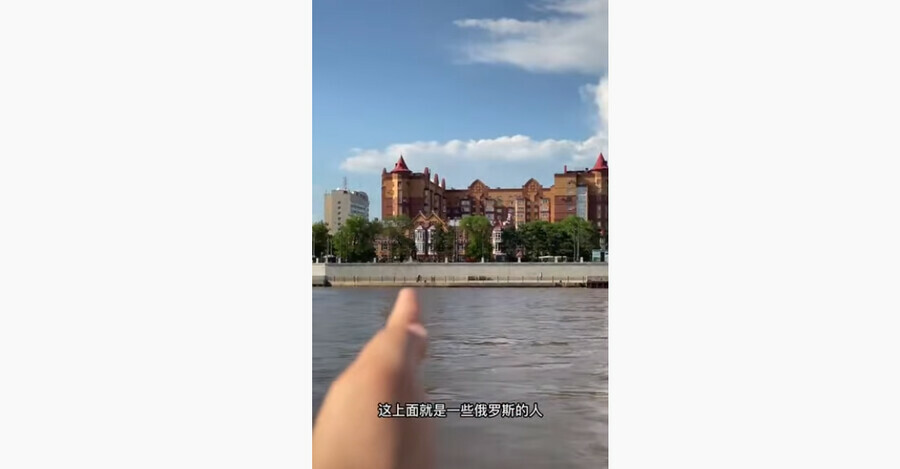 В китайских соцсетях набирает популярность видео с блогером кричавшим с теплохода гуляющим по набережной благовещенцам видео