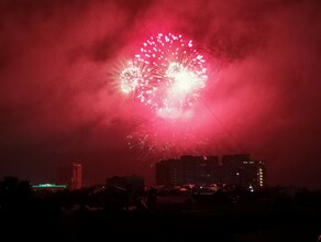 Над Благовещенском неожиданно для горожан прогремел праздничный салют фото видео