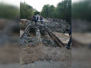 Жители Верхнеблаговещенского рискуют пересекая поток воды по балкам фото видео