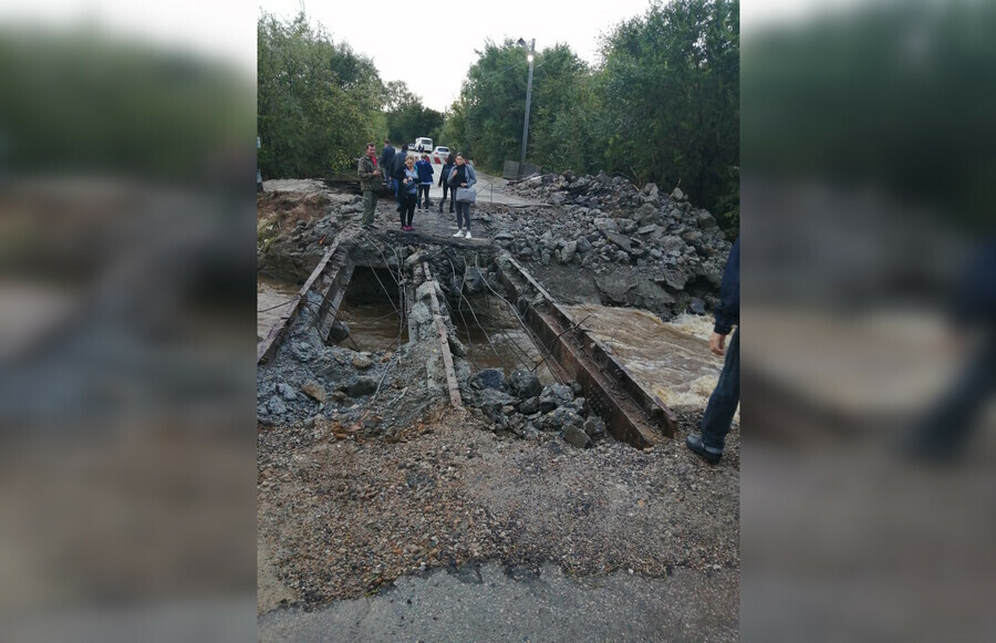 Жители Верхнеблаговещенского рискуют пересекая поток воды по балкам фото видео