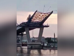На строящемся мосту через Зею в Благовещенске рухнула часть конструкции видео