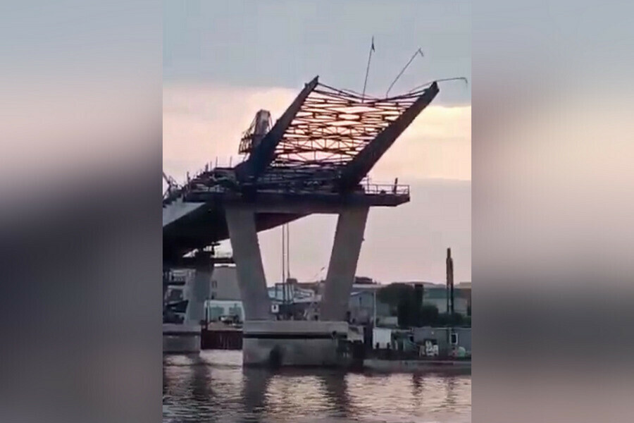 На строящемся мосту через Зею в Благовещенске рухнула часть конструкции видео