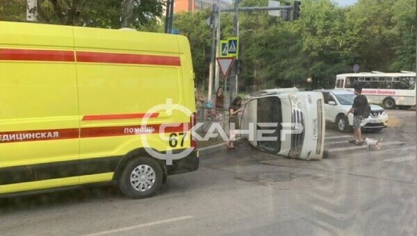 В Благовещенске произошло жесткое ДТП с переворотом видео