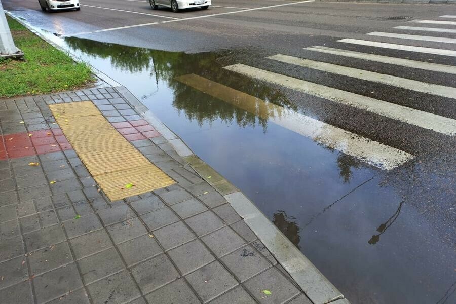 Благовещенцы пожаловались на затопленный перекресток в центре города фото