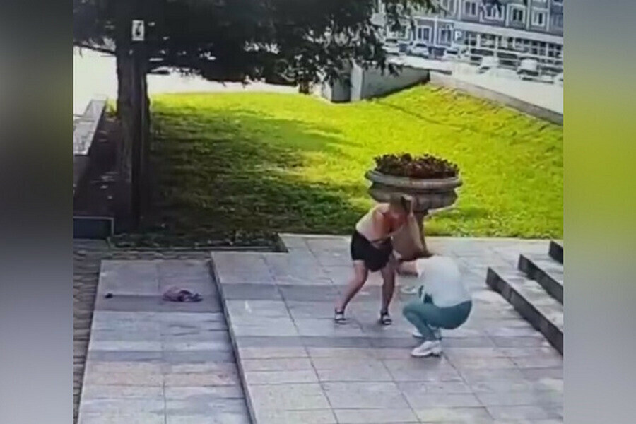 Мортал Комбат побелогорски две женщины подрались у входа городской администрации видео