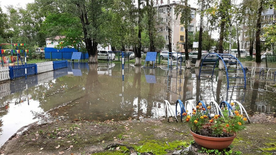 Сильнейший ливень затопил в Благовещенске детские сады школы и больницы фото