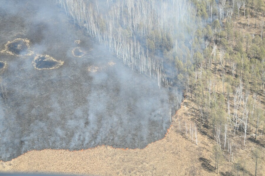 В Приамурье лесной пожар тушили с воздуха водой из Зейского водохранилища