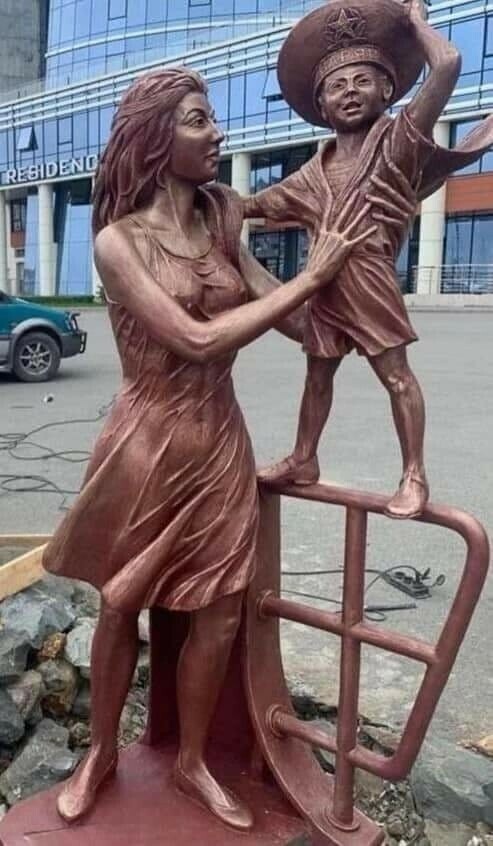 Во Владивостоке скандал изза скульптуры которую окрестили голой Яжматерью