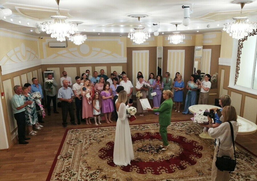 В День семьи любви и верности в Амурской области расписались 80 пар