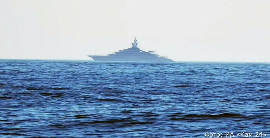 У берегов Камчатки заметили яхту самого богатого человека России