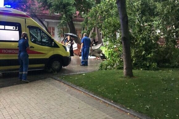 В Москве прошел ураган погиб мужчина На него упало дерево видео