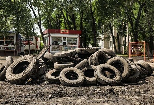 Десятки шин и стиральную машинку извлекли из благовещенской Бурхановки