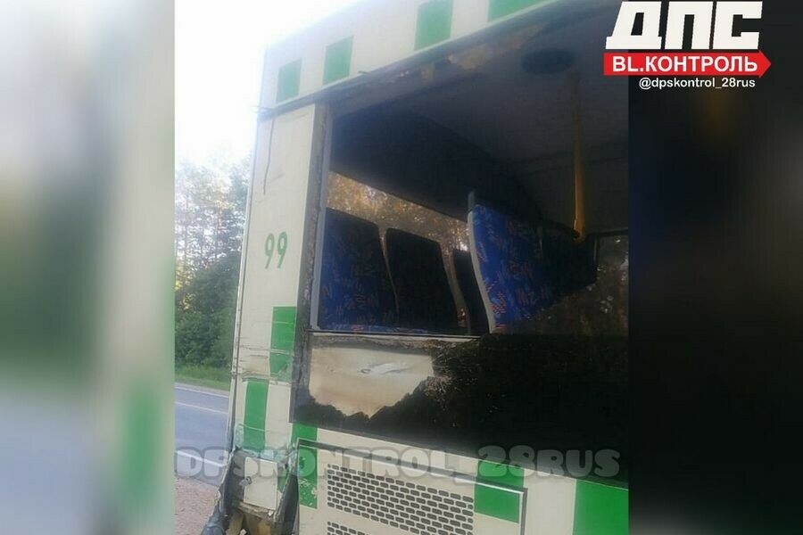 На аэропортовской трассе в Благовещенске столкнулись пассажирский автобус и грузовик