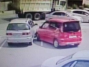 В Благовещенске одно авто повредило другое и скрылось Полиция ищет свидетелей видео