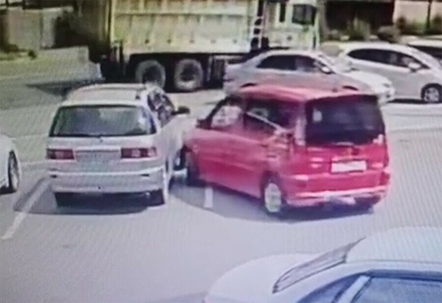 В Благовещенске одно авто повредило другое и скрылось Полиция ищет свидетелей видео