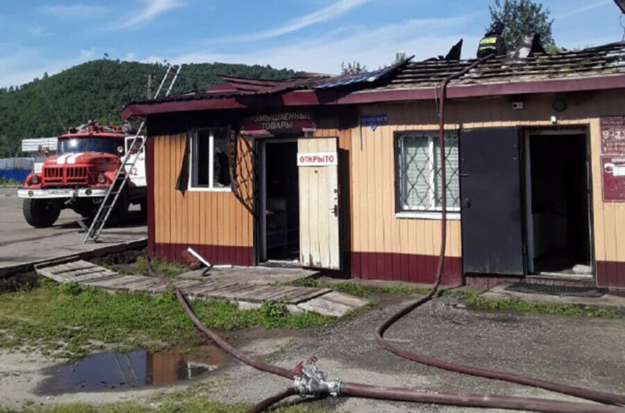 В селе Благовещенского района горел магазин