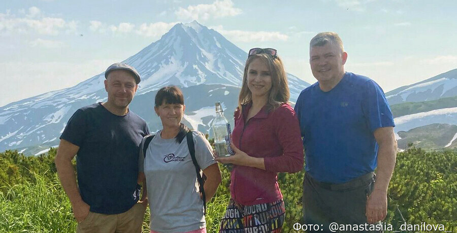 Семья с Камчатки дважды нашла бутылку с деньгами от Орла и решки