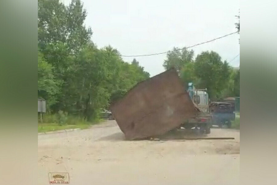 В Свободном металлический гараж стал самостоятельным фото