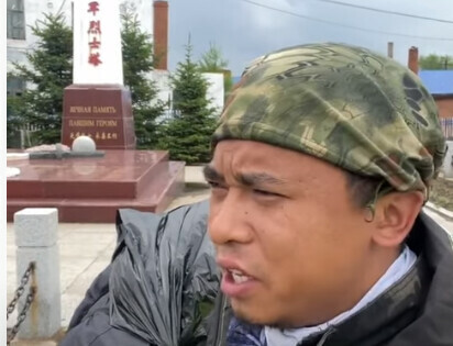 Блогерпутешественник возложил венок к памятнику советским воинам под Хэйхэ видео