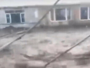 Жителей китайской деревни во время ливня вынесло из домов потоками воды Один погиб видео
