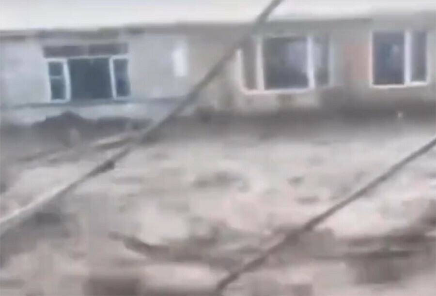 Жителей китайской деревни во время ливня вынесло из домов потоками воды Один погиб видео