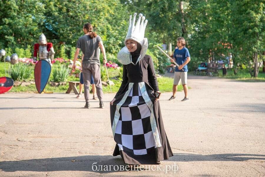 Необычные костюмы выставка и турниры в Благовещенске проходит фестиваль шахмат фото