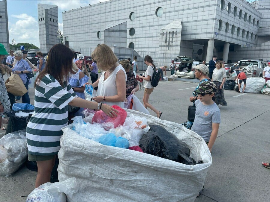 На территорию ОКЦ благовещенцы принесли больше тонны макулатуры и пакет зубных щеток