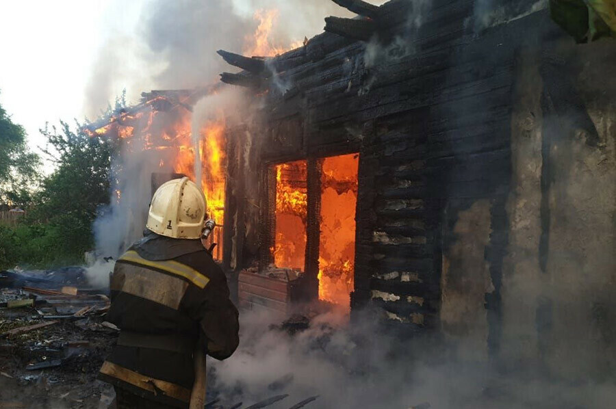 Пожарные в Амурской области спасли от огня два дома