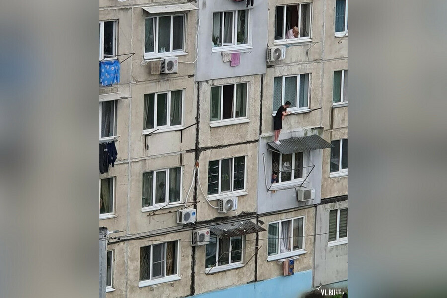 Во Владивостоке мужчина выпал из окна многоэтажки и запутался в бельевой веревке 