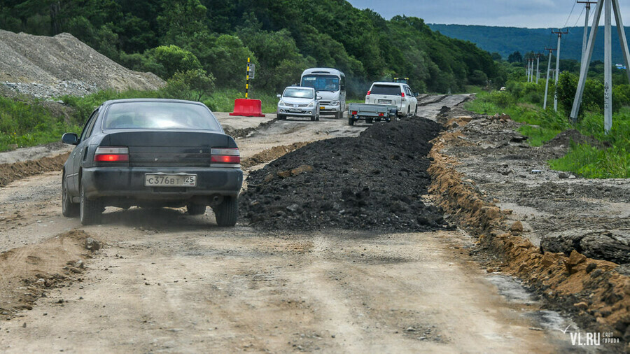 Пять километров в час В Приморье разбита и брошена дорога на популярный у амурчан пляж видео
