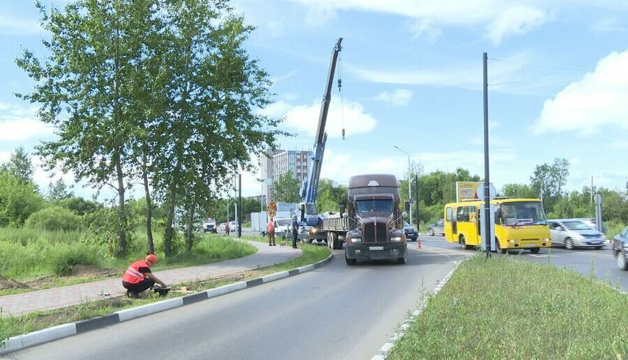 Да будет свет на калининском кольце в Благовещенске устанавливают опоры освещения