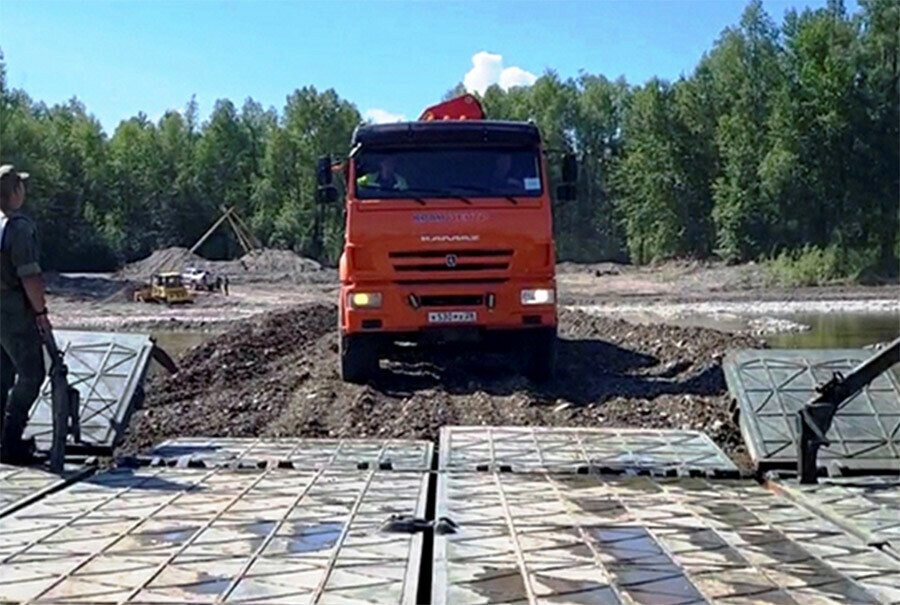 Военнослужащие перевезли на пароме через Селемджу свыше 500 амурчан