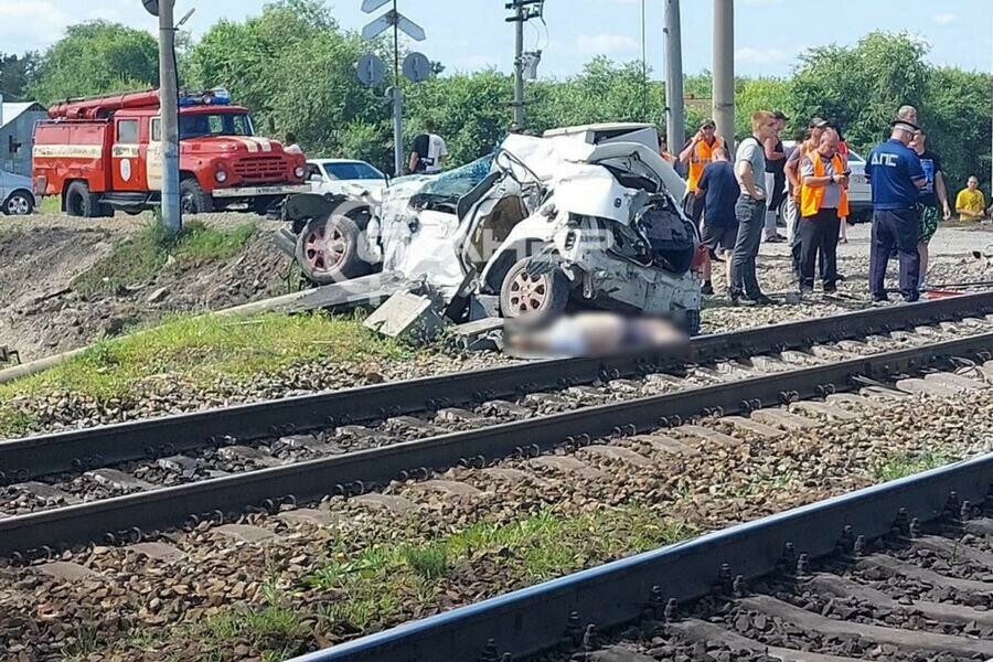 Страшное ДТП в Приамурье три человека погибли при столкновении поезда и автомобиля фото 18 