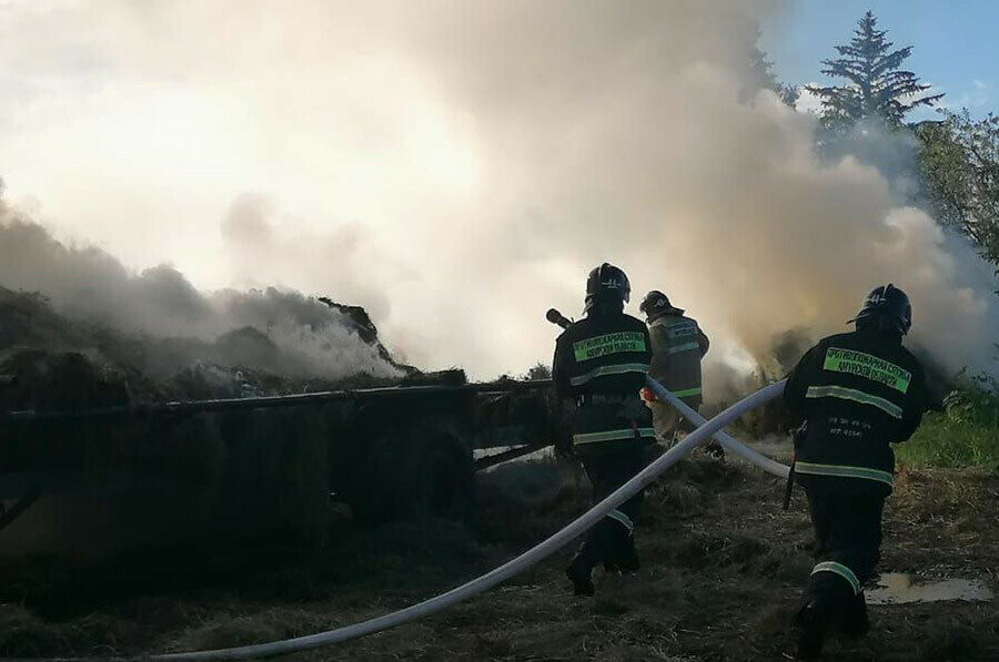 В селе Амурской области огонь полностью уничтожил 8 рулонов сена