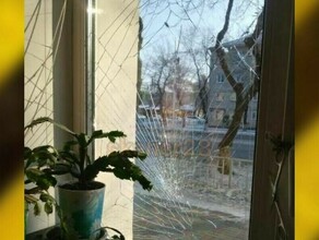 В Благовещенске мужчина выбил окно в квартире и напал с ножом на женщину и ребенка