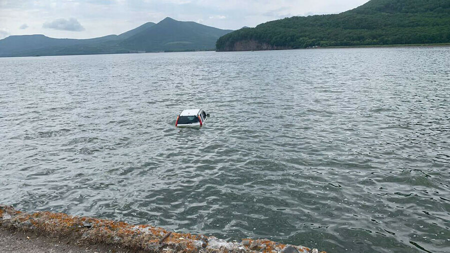 На Камчатке чиновница упала в воду находясь в авто видео