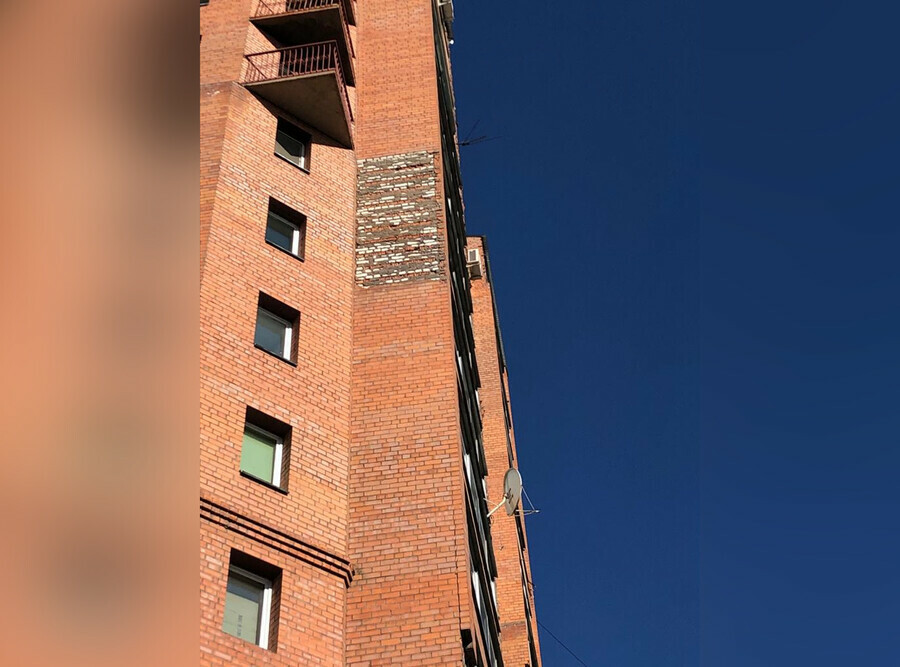 С многострадальной многоэтажки на Зейской 295 в Благовещенске вновь рушатся кирпичи
