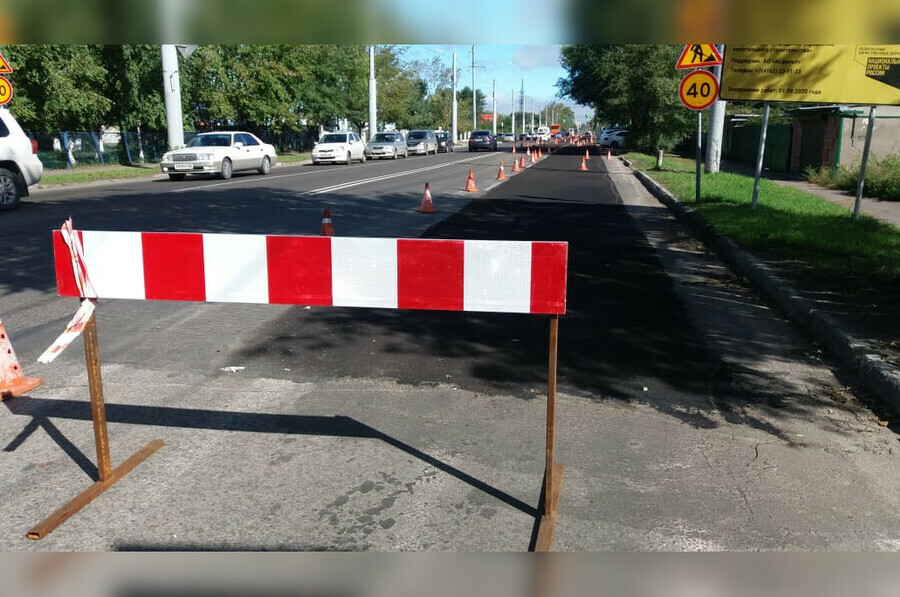 В Благовещенске на Загородной устраняют замечания по дорожному покрытию Часть дороги перекрыта 