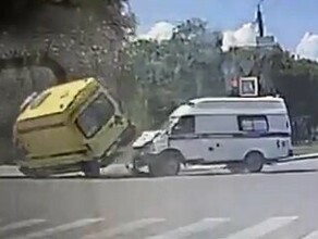 Момент столкновения двух скорых в центре Благовещенска попал на видео